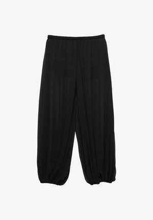 Fekete, könnyű harénnadrág elasztikus derékpánttal, összegyűrt boka résszel és légies szabással. Simás tapintású, minták vagy díszítések nélkül.