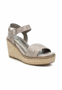 Sandalias de cuña con parte superior sintética perforada en taupe, correa de tobillo ajustable y plataforma de yute trenzado con detalles cosidos.