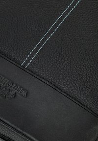 Borsa in pelle nera con superficie testurizzata e cuciture blu a contrasto. Logo impresso nell'angolo inferiore sinistro. Finitura liscia e linee pulite.