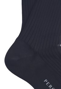 Calzini a coste di un blu navy scuro con una texture liscia e punta rinforzata, caratterizzati da un piccolo logo lungo il lato.