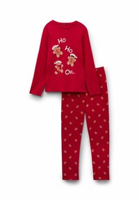 Conjunto de pijama rojo que incluye una camiseta de manga larga con estampado de muñecos de jengibre y texto, combinado con pantalones decorados con pequeños patrones de muñecos de jengibre.