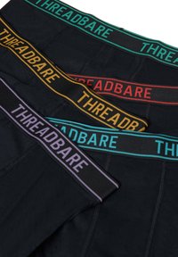 Quattro paia di boxer neri con cinture elastiche di vari colori: verde, rosso, giallo e viola, ognuno etichettato "THREADBARE."
