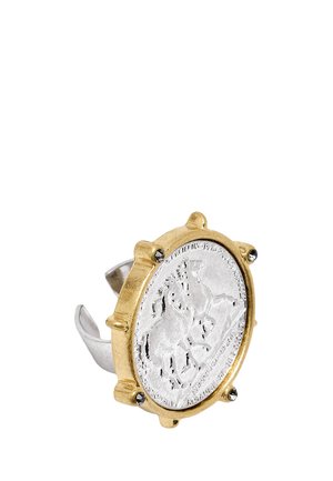 Srebrno-złoty pierścionek z wypukłym motywem dwóch koni w ruchu, osadzonym w okrągłej oprawie z małymi czarnymi kamieniami.