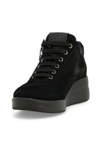 Sneaker in suede nero con suola in gomma spessa, chiusura con lacci e dettaglio con zip di lato. Presenta un colletto imbottito e il logo sulla linguetta.