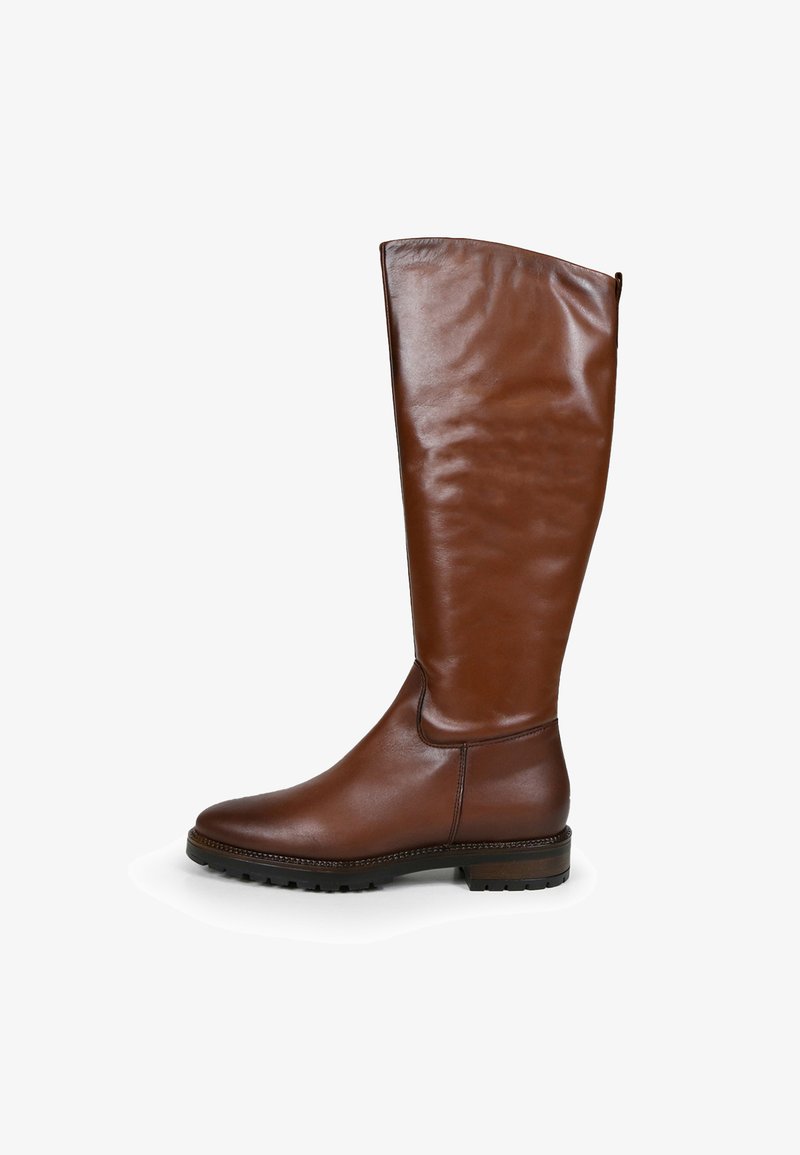 Barna bőr térd fölötti csizma sima felülettel, kerek orral és textúrázott talppal. Minimalista hardverrel rendelkezik, és nincsenek látható minták.