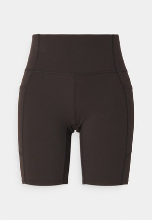 Hohe, dunkelbraune Kompressionsshorts aus glattem Stoff, mit flachen Nähten und Seitentaschen für zusätzlichen Nutzen.