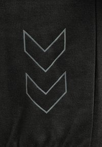 Material textil negru cu o finișare texturată, având un grafic mare în formă de v cu culoarea gri. Designul este centrat, creând un contrast vizual îndrăzneț.