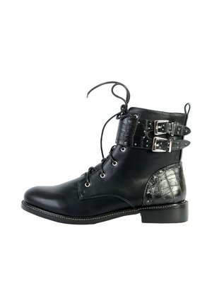 Botte de cheville en cuir noir avec un laçage à l'avant, deux sangles à boucles argentées et un détail texturé sur le talon et la sangle.