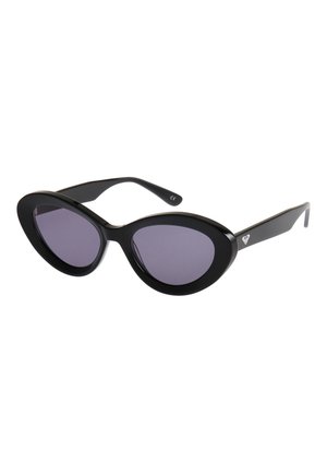 Schwarze Cateye-Sonnenbrille mit dunklen Gläsern und kleinem weißen Logo am Bügel, vor weißem Hintergrund dargestellt.