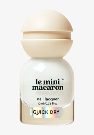 Le flacon de vernis à ongles Mini Macaron séchant rapidement, 10 ml, avec un bouchon rond beige et un vernis blanc à l'intérieur.