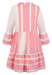 Růžové a bílé šaty s geometrickým vzorem, dlouhými zvonovými rukávy, kulatým výstřihem a rozšířenou sukní s volánovým lemem.