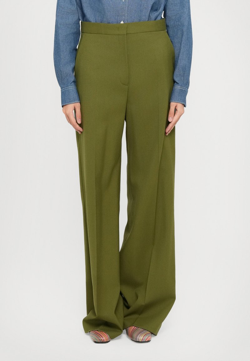 Pantaloni larghi verdi realizzati in un tessuto morbido, con vita alta e vestibilità sartoriale. Abbinarli a una camicia di jeans e scarpe con fantasia.