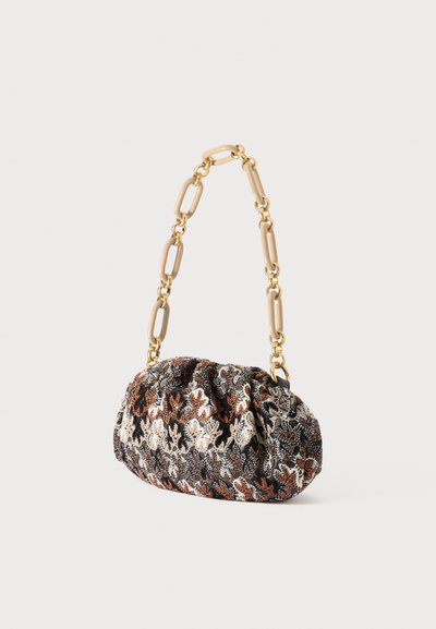 Bolsa de forma arredondada, feita de tecido texturizado com padrões florais em preto, laranja e creme. Acessório em corrente dourada.