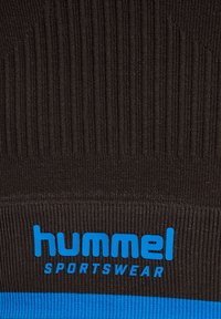 Brunt ribbat tyg med ett enfärgat blått band i botten, med "hummel" i tydlig blå text.