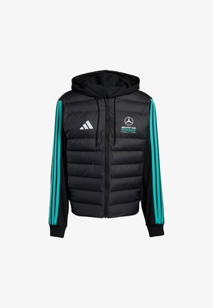 Zwarte gewatteerde jas met capuchon, turquoise strepen op de mouwen, Adidas-logo op de linkerborst en het Mercedes AMG Petronas Formule 1 Team-logo op de rechterborst.