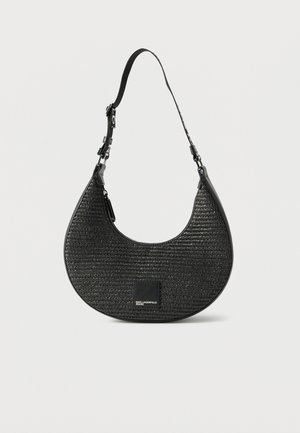 Zwarte geweven schoudertas in halve maanvorm met verstelbare riem en een klein rechthoekig logoplaatje aan de voorkant.