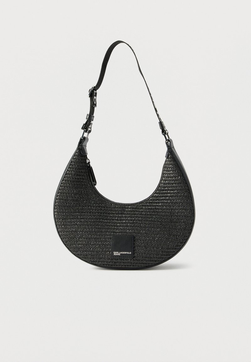 Μαύρο υφαντό τσάντα ώμου σε σχήμα ημισελήνου με ρυθμιζόμενο λουράκι και μικρό ορθογώνιο κονκάρδα με λογότυπο στο μπροστινό μέρος.