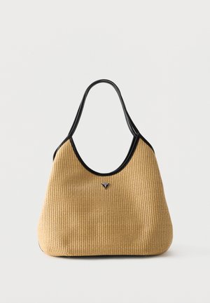 Sac d'épaule tissé beige avec garniture et poignées noires, avec une petite plaque de logo triangulaire centrée sur le devant.