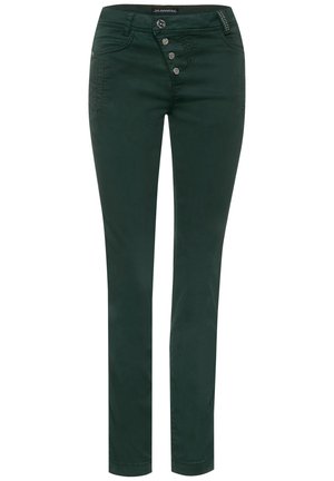 Ciemnozielone, dopasowane spodnie z czterema asymetrycznymi guzikami z przodu i przednimi kieszeniami, ozdobione dekoracyjnymi ćwiekami na prawej kieszeni.