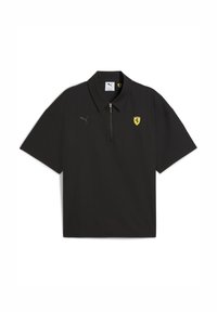 Sort kortærmet polo med lynlåskrave, der har et gult Ferrari-logo og et gråt Puma-logo på brystet.