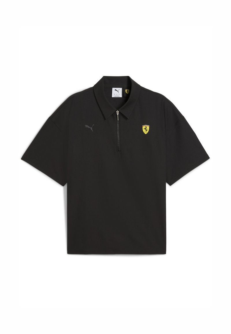 Sort kortærmet polo med lynlåskrave, der har et gult Ferrari-logo og et gråt Puma-logo på brystet.