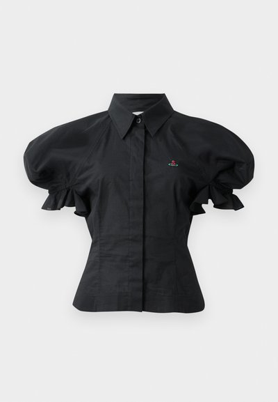 Czarna koszula z puffami, wykonana z bawełny, z kołnierzykiem, zapięciem na guziki i haftem na piersi. Zmarszczona tekstura.