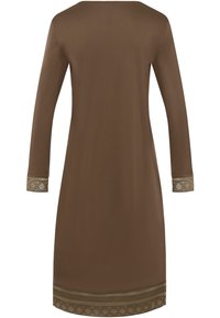 Brun långärmad klänning med rund halsringning, prydd med intrikata mönstrade detaljer vid muddar och fåll. Slät, mjuk tygtextur.