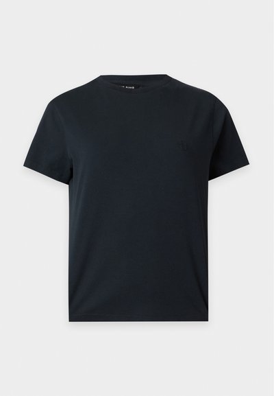 Μαύρο κοντομάνικο t-shirt με στρογγυλή λαιμόκοψη και μικρό, διακριτικό λογότυπο στο αριστερό στήθος σε απλό φόντο.