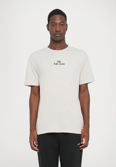Camiseta de algodón gris claro con mangas cortas y cuello redondo, con texto negro bordado "Polo Ralph Lauren" en el pecho.