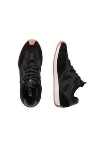 Mustat urheilukengät, joissa on verkkokangas yläosa, nahka-akcentteja, nauhakiinnitys ja kumipohja, jossa on vaaleanruskeita yksityiskohtia.