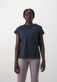 Yogasearcher NAMASTE - Apdrukāts T-krekls - navy