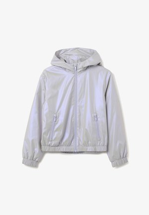 Veste coupe-vent argent clair avec une capuche, des poignets élastiques, des poches zippées à l'avant et un ourlet froncé. Matériau lisse et brillant.