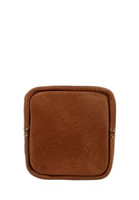 Brun läderväska med en texturerad yta, kvadratisk form och synlig sömnad på sidorna. Släta kanter förstärker dess minimalistiska design.