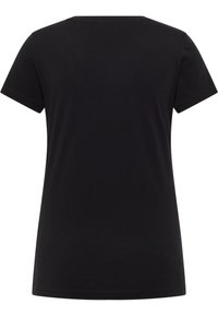 Čierne bavlnené tričko s krátkym rukávom. Má klasický okrúhly výstrih a voľný strih bez viditeľných vzorov alebo kovania.