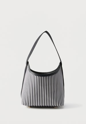 Τσάντα με κάθετες ασπρόμαυρες ρίγες, μία μαύρη λουρίδα και στρογγυλεμένο άνοιγμα στην κορυφή σε απλό φόντο.