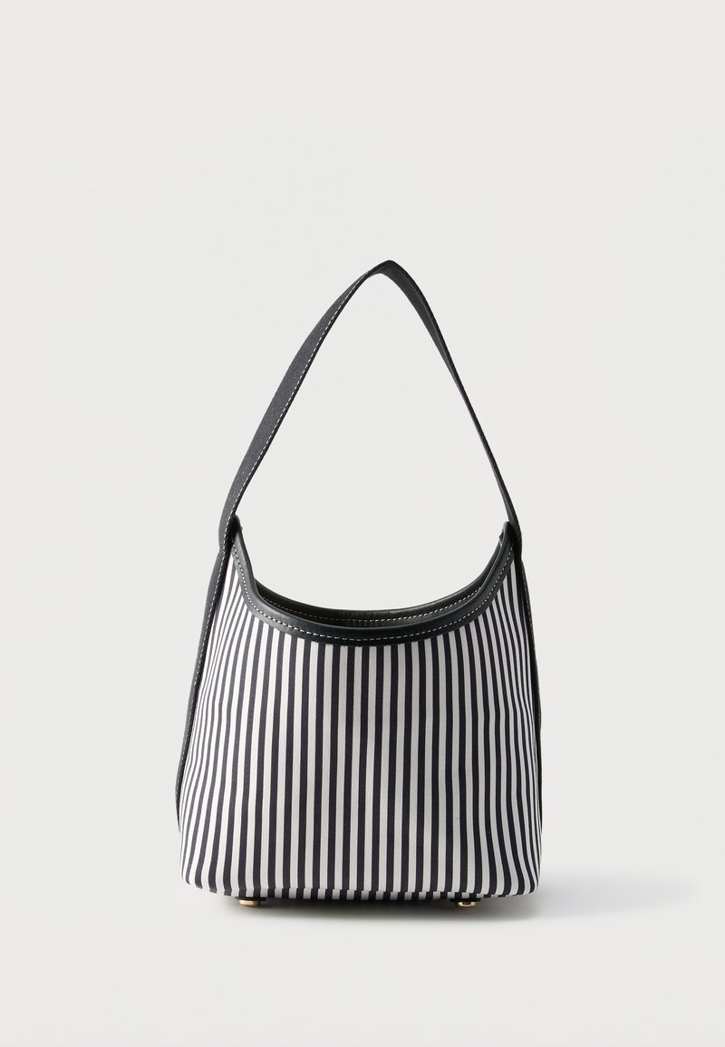 Τσάντα με κάθετες ασπρόμαυρες ρίγες, μία μαύρη λουρίδα και στρογγυλεμένο άνοιγμα στην κορυφή σε απλό φόντο.