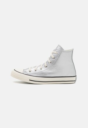 Zilveren hoge sneakers met een stijlvolle metalen afwerking, witte rubberen zool, zwarte bies en opvallende oogjes met beige veters.
