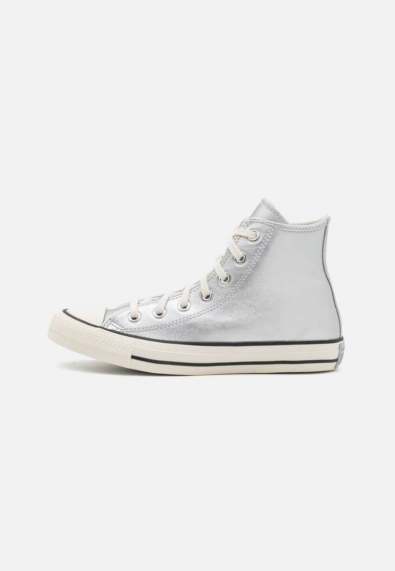Zilveren hoge sneakers met een stijlvolle metalen afwerking, witte rubberen zool, zwarte bies en opvallende oogjes met beige veters.