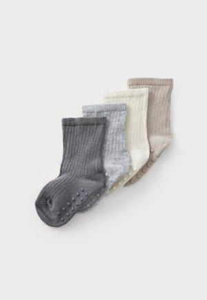 Quatre paires de chaussettes côtelées en gris, gris clair, crème et beige, dotées de points en caoutchouc sur les semelles pour une meilleure adhérence.