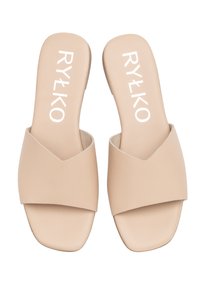 Beżowe klapki z gładkiej skórzanej cholewki, z szerokim paskiem w kształcie V i płaską podeszwą. Nazwa marki "RYŁKO" nadrukowana na wkładce.