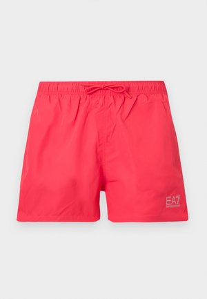 Κόκκινο ανδρικό μαγιό σορτς με ελαστική μέση και κορδόνι, με μικρό λευκό λογότυπο EA7 Emporio Armani στο αριστερό πόδι.