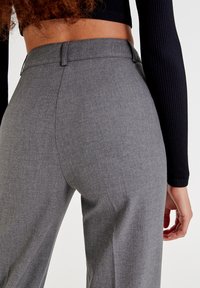 PULL&BEAR Tygbyxor - grey