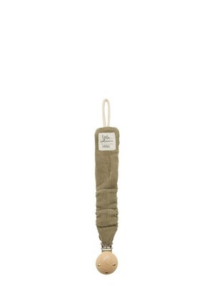 Attache-sucette en tissu vert avec boucle élastique et pince en bois, étiquetée "little welcome MNG" en haut.