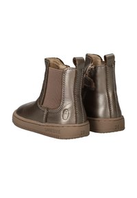 Bruine metallic enkelboots met elastische zijpanelen, textuurafwerking en een rubberen zool. Bevat stiksels en een logodetail aan de zijkant.