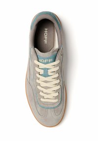 Sneaker in suede grigio con accenti blu, lacci crema, suola in gomma e marchio "HOFF" sulla linguetta e nella soletta, vista dall'alto.