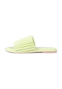 Sandalia deslizante verde con pliegues y parte superior suave, y suela plana rosa. Presenta una puntera redondeada y un diseño texturizado y acolchado.
