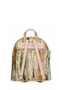 Vue arrière d'un sac à dos coloré avec des bretelles réglables beiges et un motif abstrait de style script en tons marron, bleu et orange.