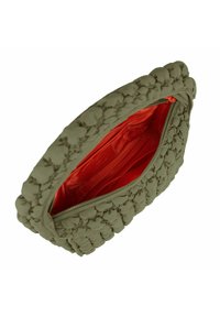 Groene, gestructureerde clutch met een gewatteerde buitenkant, een rood satijnen interieur en een ritssluiting, met een afgeronde vorm.