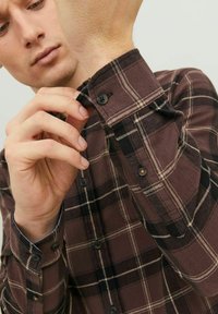 Jack & Jones JJECLASSIC AUTUMN CHECK SHIRT - Skjorta - seal brown