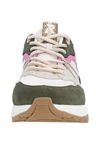 Sneaker mit einem weißen Mesh-Obermaterial, olivgrünen und pinken Wildlederakzenten, cremefarbenen Schnürsenkeln und einem strukturierten braunen Fersenpatch. Gummisohle mit Rillen.